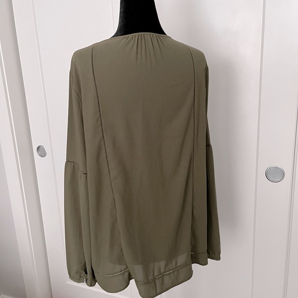 4𝒇𝒐𝒓$50 Long sleeve olive green blouse sizeS/M - Picture 3 of 4